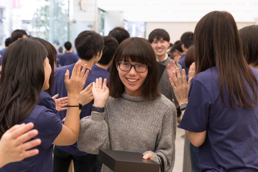 Apple retail hand slaps