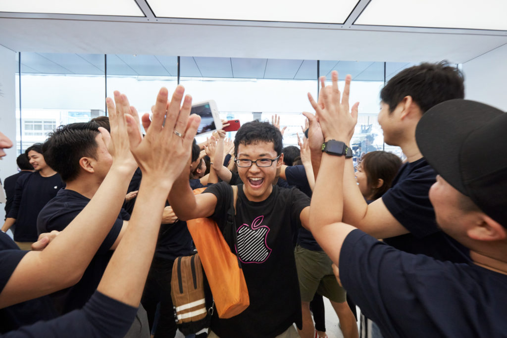 Apple customers getting a cheer in Kyoto