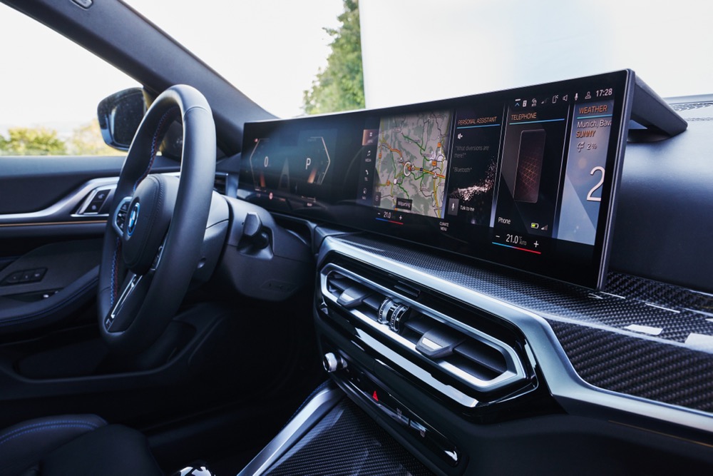 BMW i4 Showcases Fully Integrated Apple CarPlay in Instrument